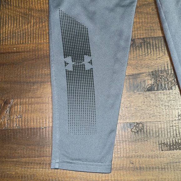 Excellent used condition Under Armour tapered boys’ joggers - Picture 5 of 5
